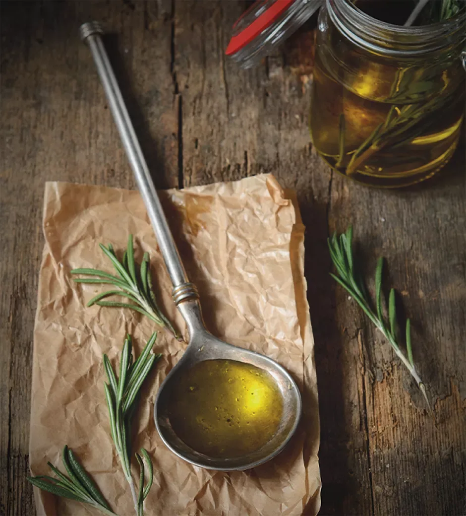 Huile d'olive du domaine et cuillère, sur bois